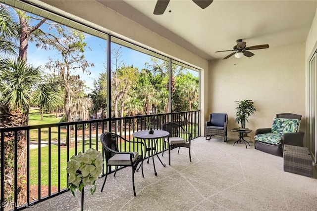 sunroom with ceiling fan