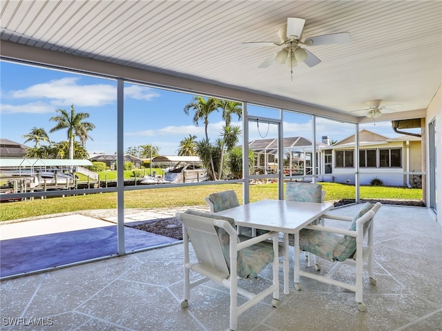 sunroom with ceiling fan