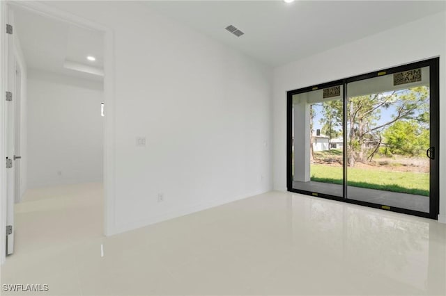 unfurnished room featuring visible vents, recessed lighting, and baseboards