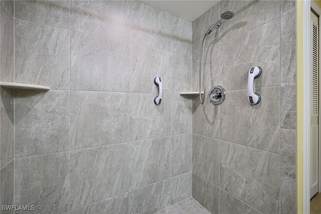 bathroom featuring a tile shower