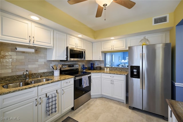 kitchen featuring tasteful backsplash, visible vents, ceiling fan, stainless steel appliances, and a sink