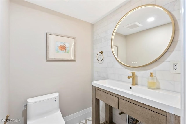 half bathroom featuring visible vents, backsplash, toilet, and baseboards