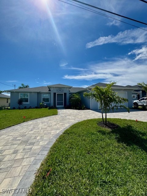 single story home with stucco siding, a front lawn, and curved driveway