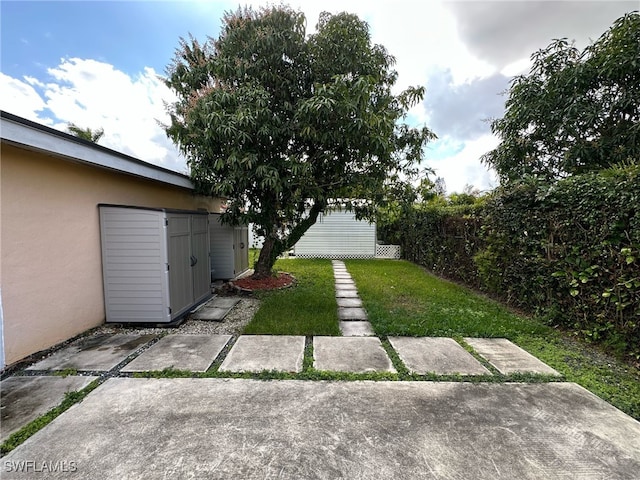 view of yard featuring an outbuilding