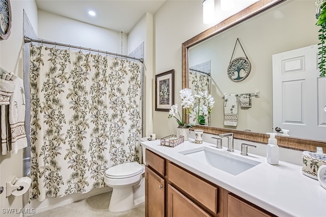 full bathroom featuring vanity, a shower with shower curtain, and toilet