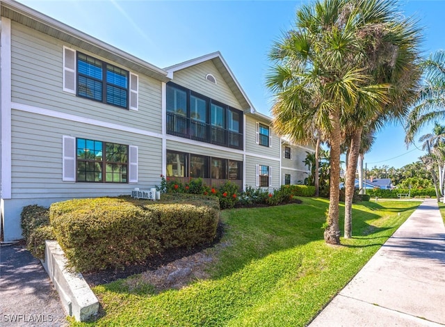 view of front of home featuring a front yard