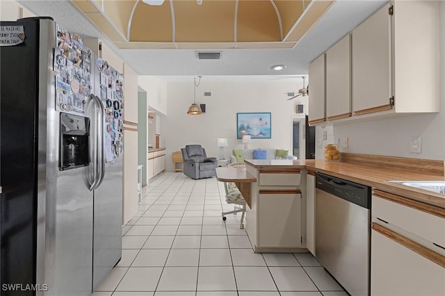 kitchen with visible vents, open floor plan, a peninsula, appliances with stainless steel finishes, and light tile patterned flooring