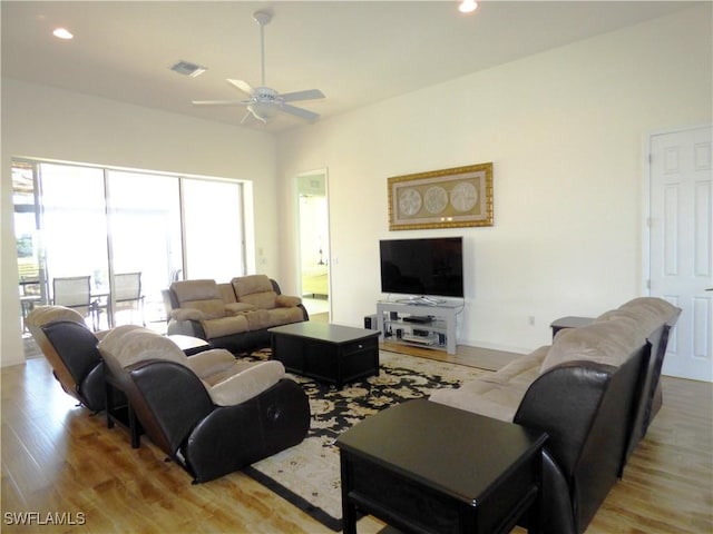 living room with recessed lighting, light wood-style floors, visible vents, and ceiling fan