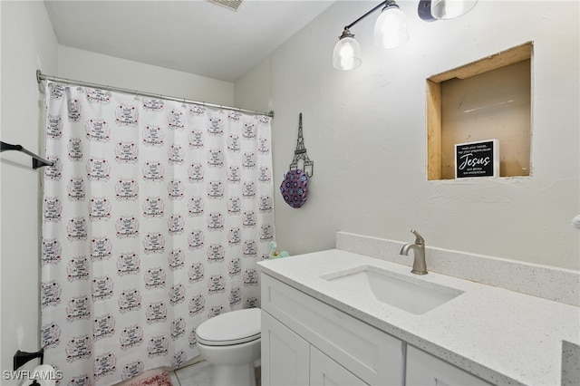 full bath featuring toilet, vanity, and a shower with curtain