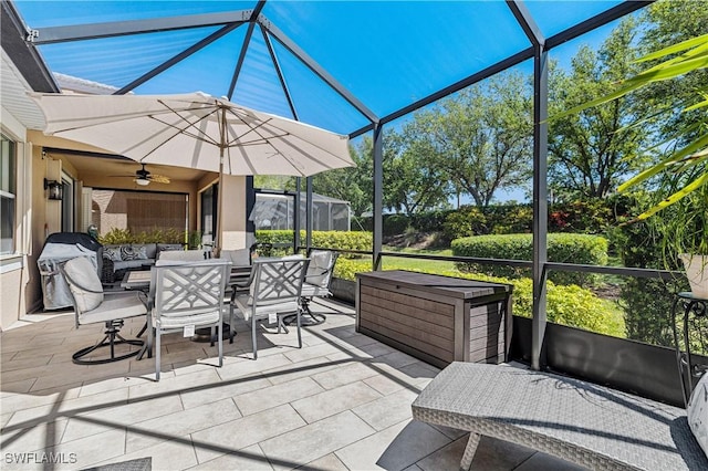 sunroom / solarium featuring ceiling fan