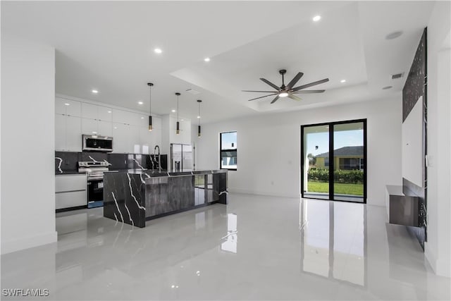 living room with visible vents, recessed lighting, a raised ceiling, and a ceiling fan