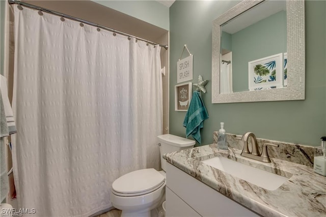 full bathroom with a shower with curtain, toilet, and vanity