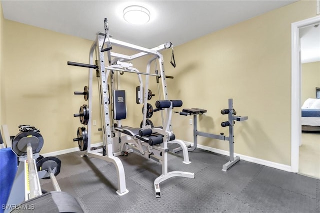 exercise room featuring baseboards