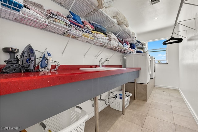 washroom with visible vents, baseboards, laundry area, tile patterned floors, and independent washer and dryer