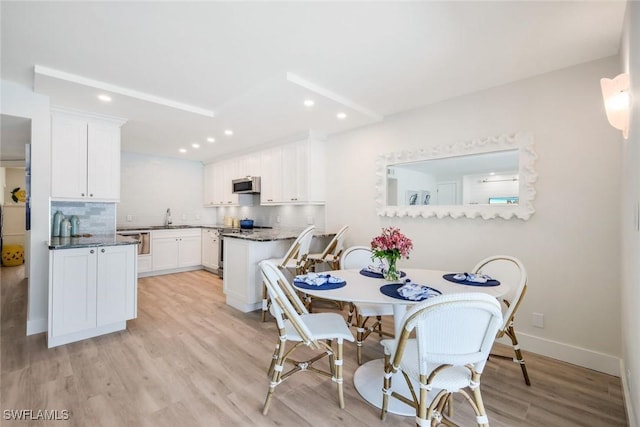dining area featuring recessed lighting, light wood-type flooring, and baseboards