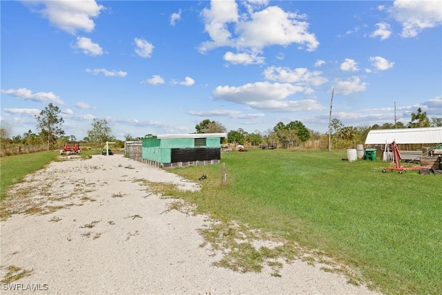 view of yard featuring an outdoor structure