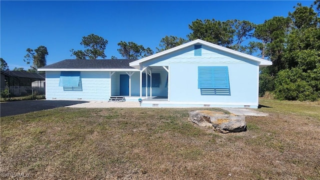 view of front of property featuring crawl space, a porch, and a front yard