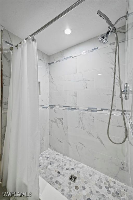 full bath with tiled shower