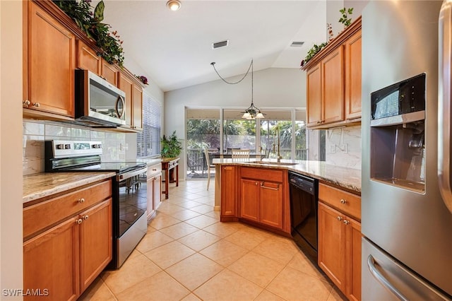 kitchen with stainless steel appliances, vaulted ceiling, backsplash, a sink, and a peninsula