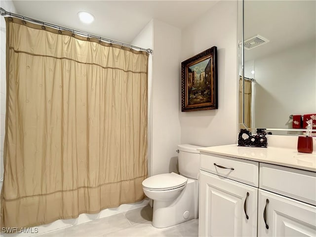 bathroom featuring visible vents, curtained shower, toilet, and vanity