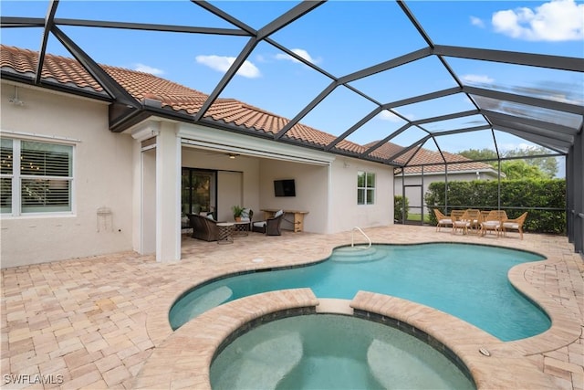 view of swimming pool with a patio, an outdoor living space, a pool with connected hot tub, and a lanai
