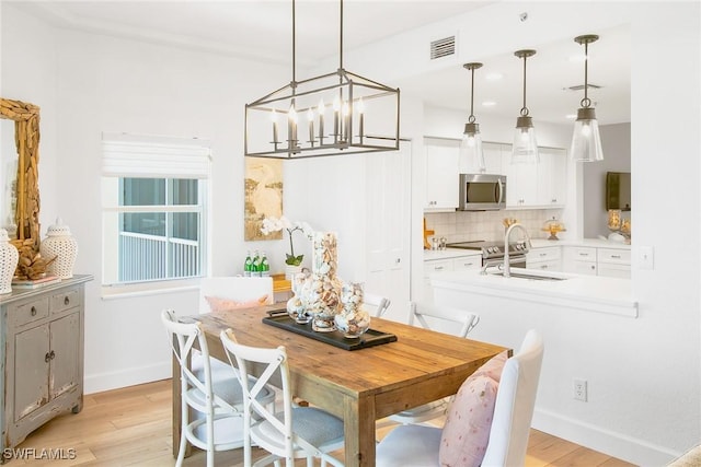 4141 Bay Beach Ln Unit 475, Fort Myers Beach, FL 33931 - dining area featuring visible vents, baseboards, light wood-style floors, a chandelier, and recessed lighting