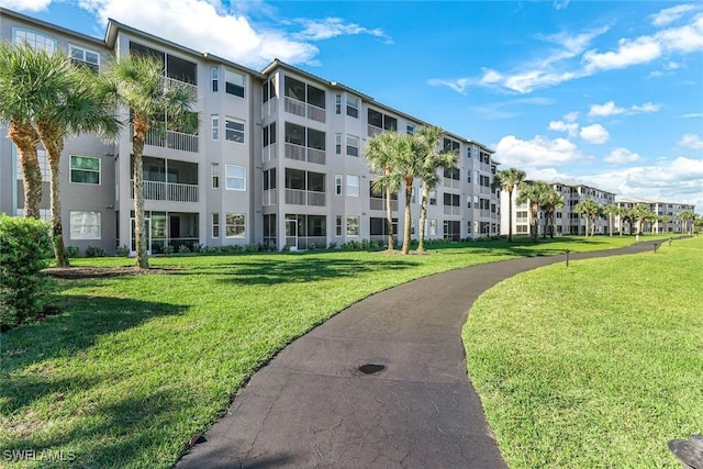 16605 Lake Circle Dr Unit 337, Fort Myers, FL 33908 - surrounding community featuring a lawn