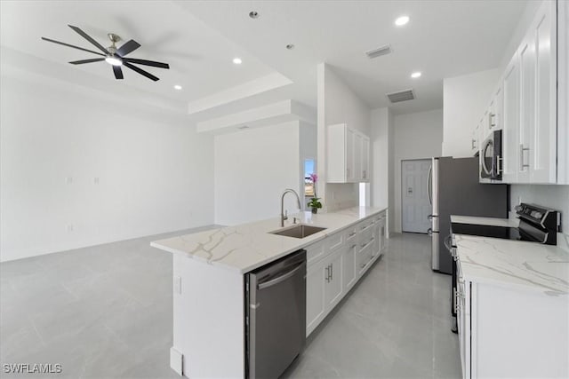 9020 S Casa Ct, Labelle, FL 33935 - kitchen featuring visible vents, stainless steel appliances, ceiling fan, and a sink