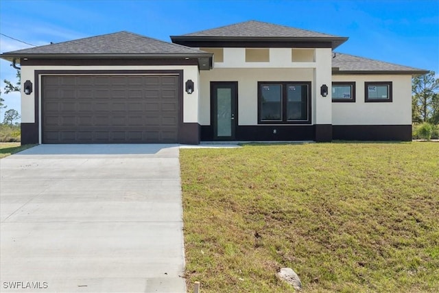 9020 S Casa Ct, Labelle, FL 33935 - prairie-style house with a garage, stucco siding, driveway, and a front lawn