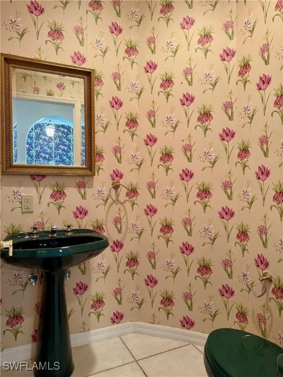 234 W Circle Dr, Clewiston, FL 33440 - bathroom featuring tile patterned flooring, wallpapered walls, and baseboards