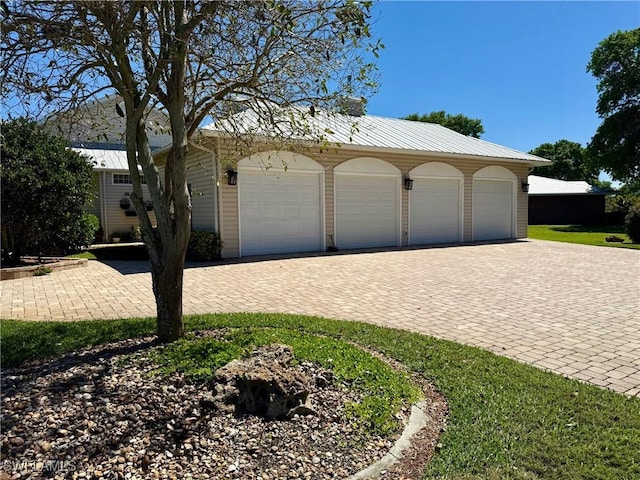 234 W Circle Dr, Clewiston, FL 33440 - garage with decorative driveway