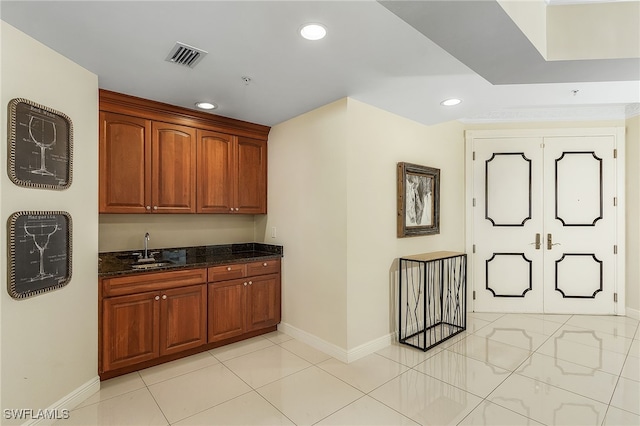 bar featuring baseboards, recessed lighting, visible vents, and a sink