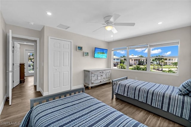 bedroom featuring baseboards, wood finished floors, recessed lighting, and a ceiling fan