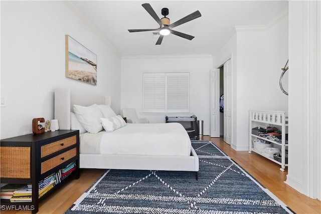 505 Harbour Dr, Naples, FL 34103 - bedroom with crown molding, a ceiling fan, and wood finished floors