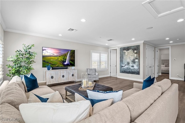 living room featuring recessed lighting, wood finished floors, crown molding, and baseboards