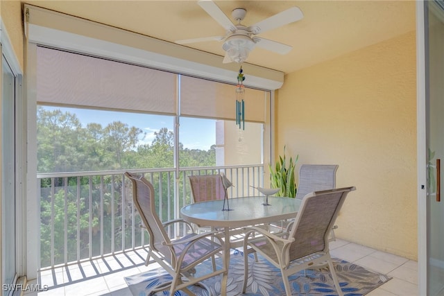 sunroom with ceiling fan