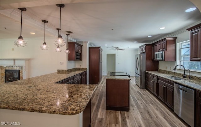 20587 Charing Cross Cir, Estero, FL 33928 - kitchen with appliances with stainless steel finishes, a sink, a kitchen island, light wood-style flooring, and a ceiling fan
