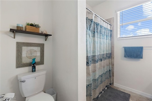 full bath with toilet and curtained shower
