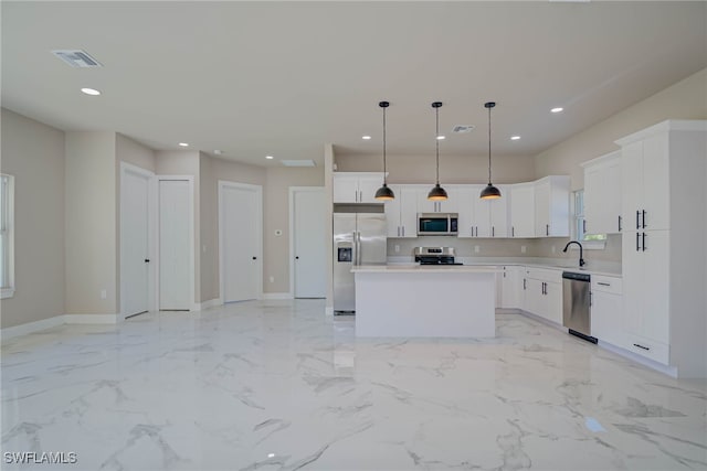 kitchen featuring a sink, a kitchen island, stainless steel appliances, visible vents, and recessed lighting