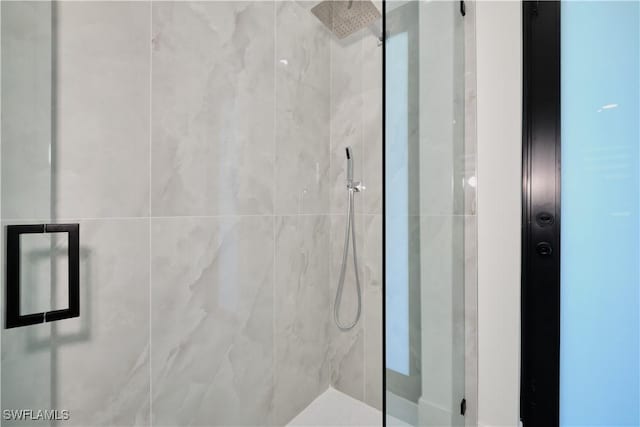 bathroom featuring tiled shower