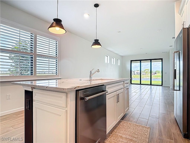 kitchen with open floor plan, light wood-style flooring, an island with sink, dishwashing machine, and high quality fridge