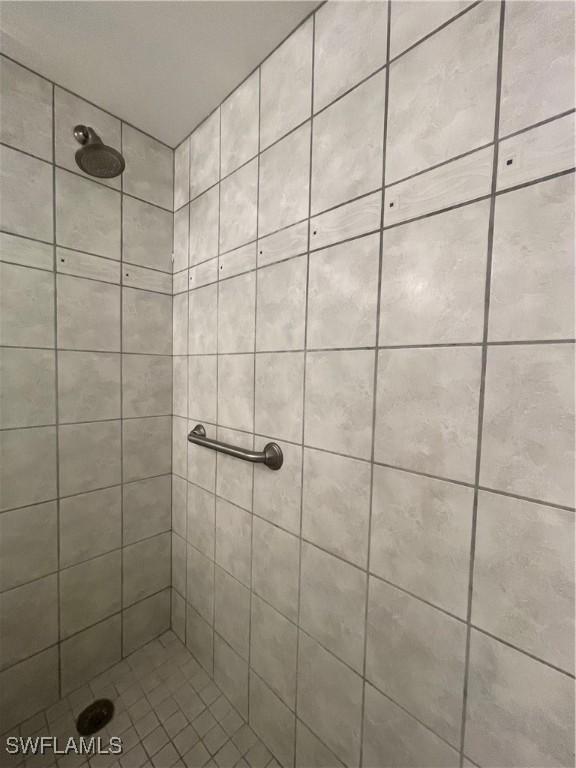 6672 Estero Blvd Unit A606, Fort Myers Beach, FL 33931 - bathroom featuring a tile shower