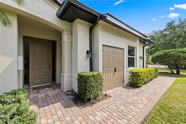 view of exterior entry featuring stucco siding