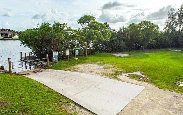 view of yard featuring a water view