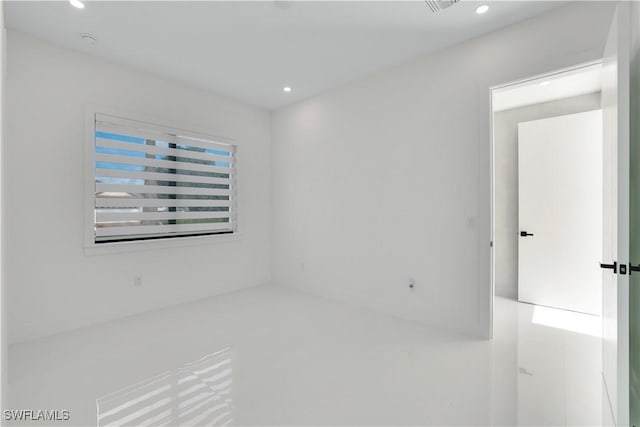 empty room featuring visible vents and recessed lighting