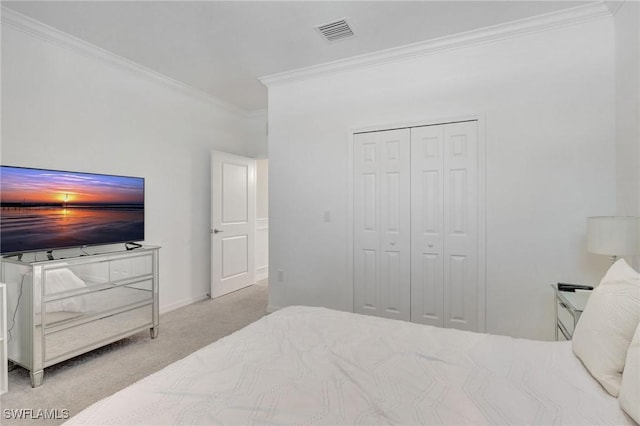 bedroom with crown molding, carpet flooring, baseboards, visible vents, and a closet