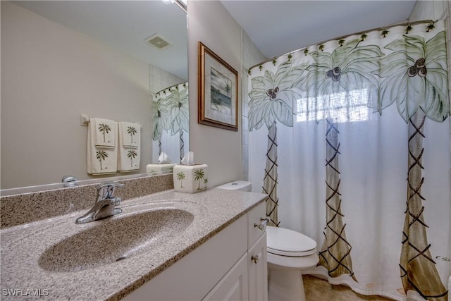 full bathroom featuring toilet, vanity, curtained shower, and visible vents