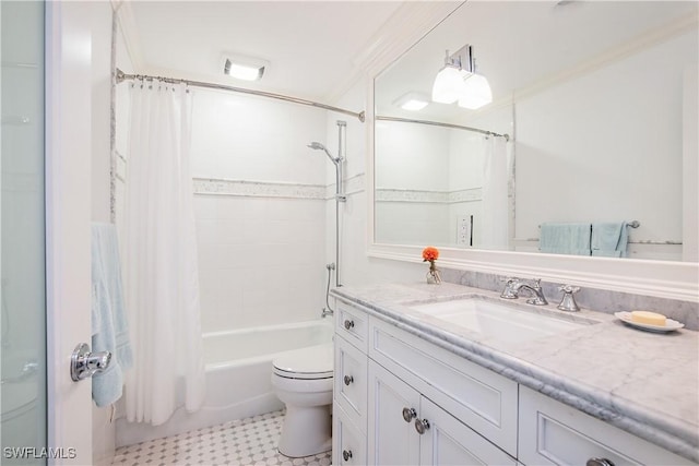 bathroom with shower / tub combo with curtain, vanity, and toilet