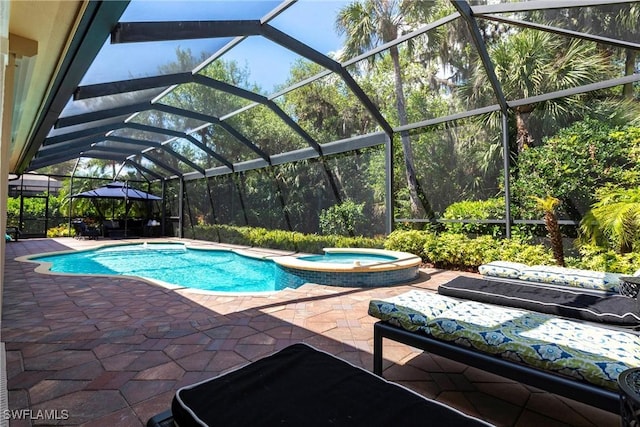 view of swimming pool with a pool with connected hot tub and a patio area