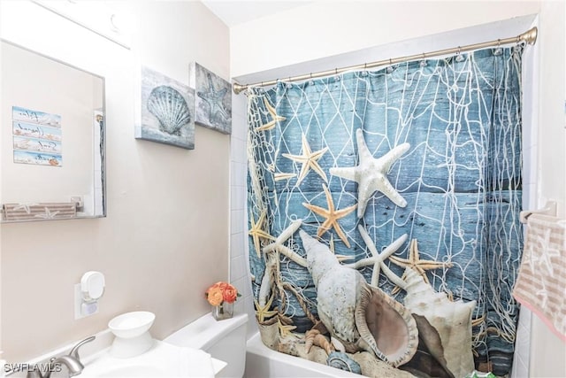full bath with toilet, a sink, and shower / bath combo